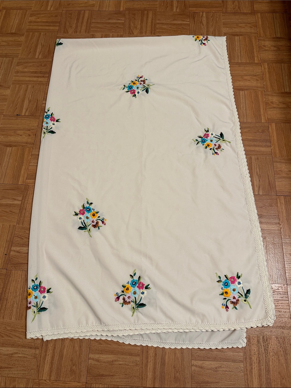 Vintage Embroidered Floral Cream tablecloth with Scalloped Edge, 94”x 60 “